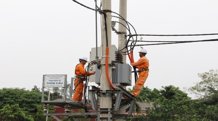 Công nhân Điện lực Yên Thế kiểm tra trạm biến áp, đảm bảo cấp điện an toàn