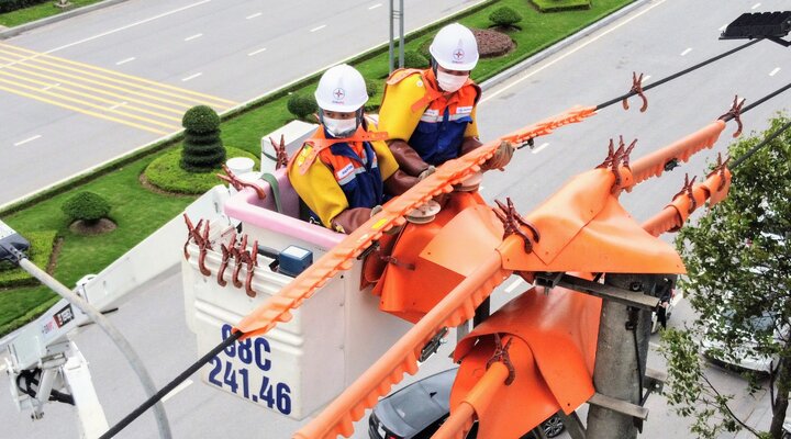 Đội sửa chữa hotline thực hiện sửa chữa đường dây tại thành phố Bắc Giang